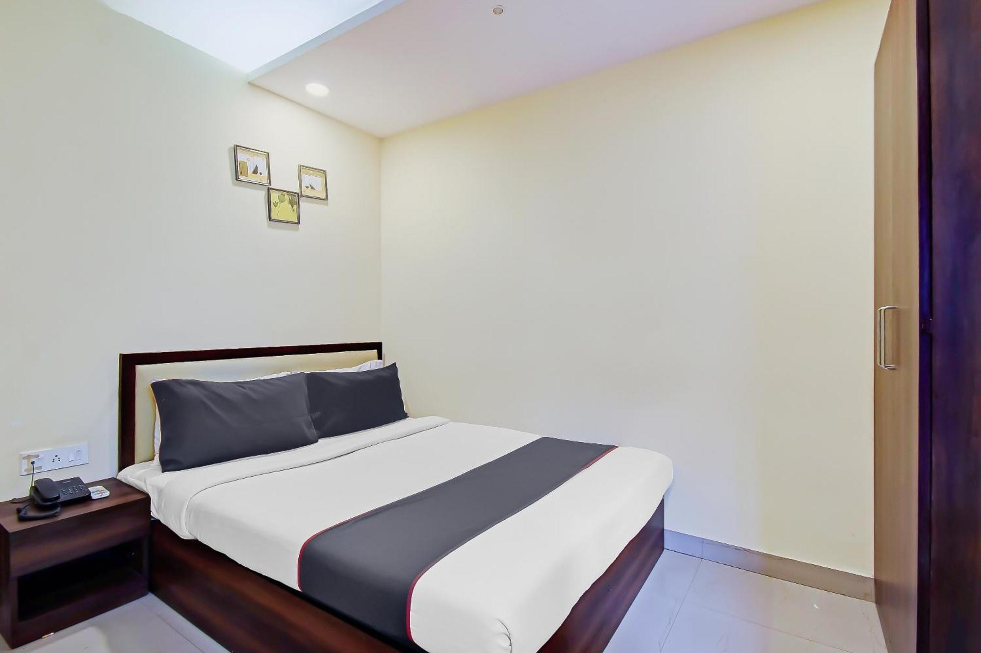 Motisarai Hotel Kolkata Bagian luar foto