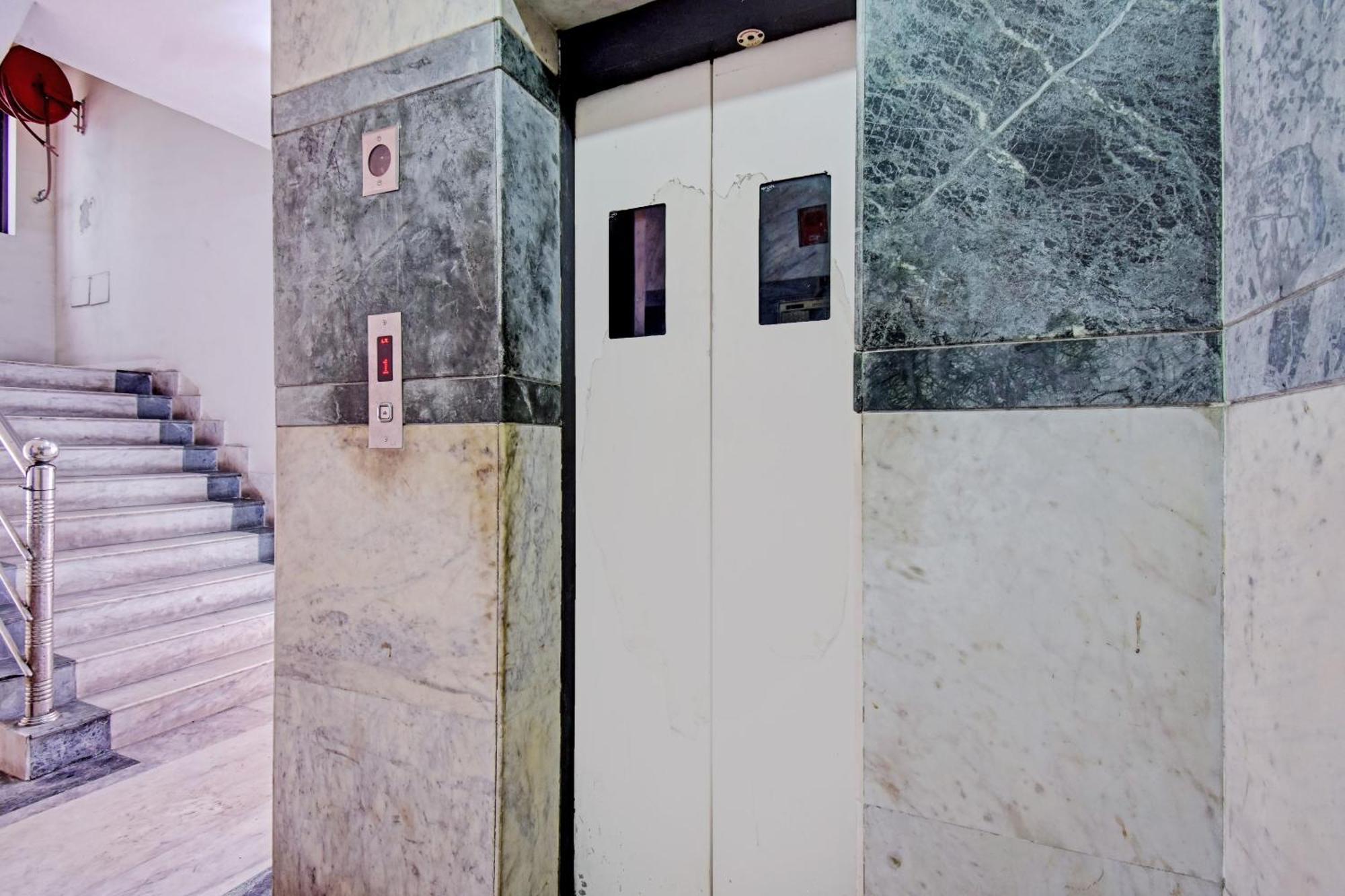 Motisarai Hotel Kolkata Bagian luar foto
